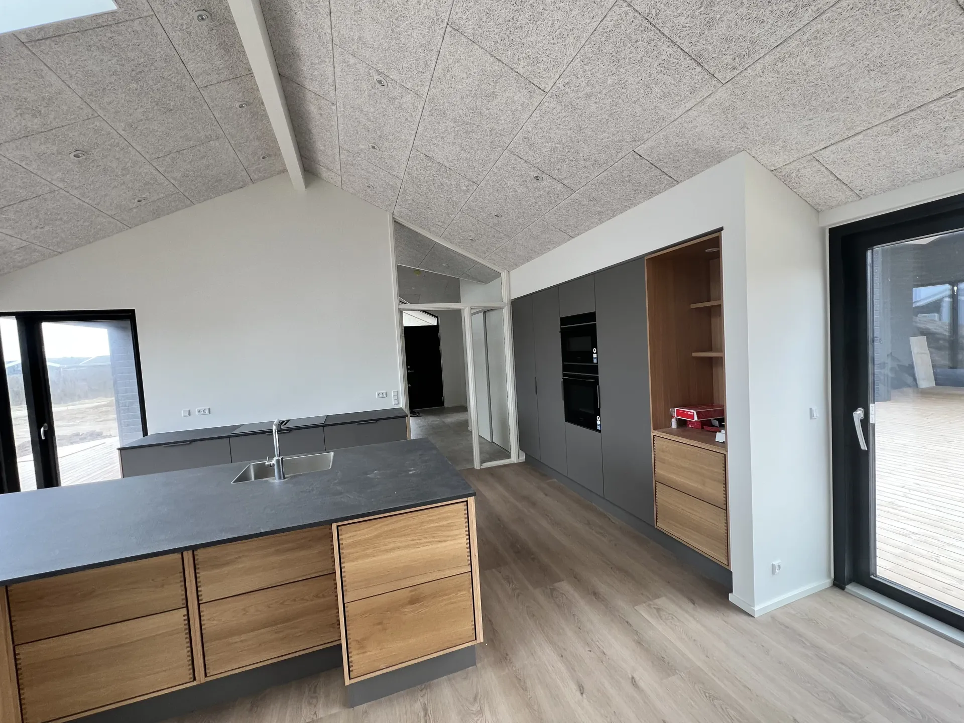 Køkken i moderne sommerhus, Løkken — Arkitekttegnestuen Yderskov